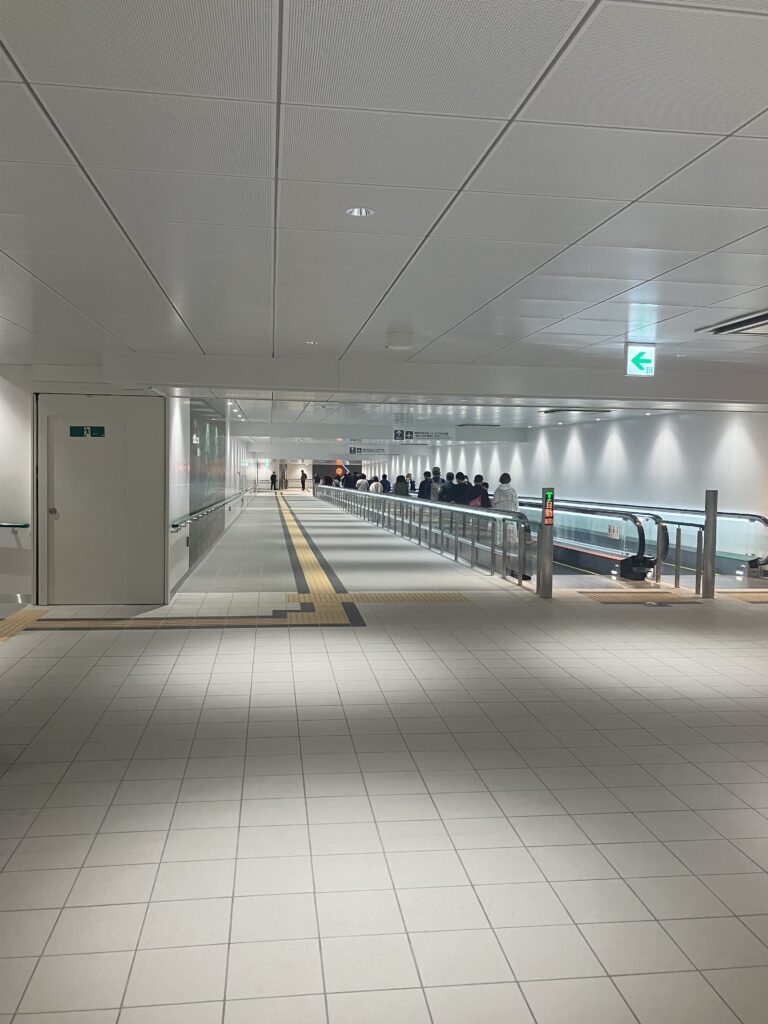 七隈線-博多駅-動く歩道